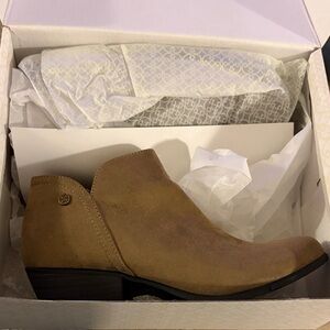 Daisy Fuentes Women's Tan Ankle Boots